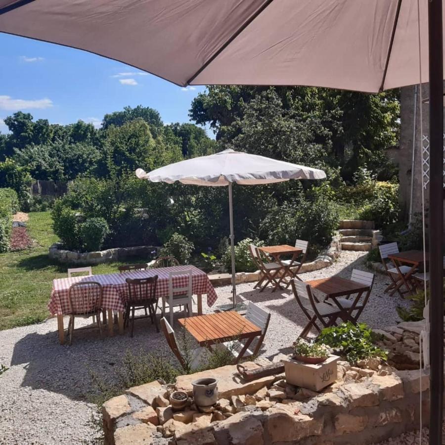 Le Voila Bed & Breakfast Melay  Exterior photo